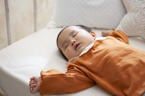 寝返りするようになった赤ちゃんと環境に潜むリスクと対策を解説！ 子育て オリーブオイルをひとまわし